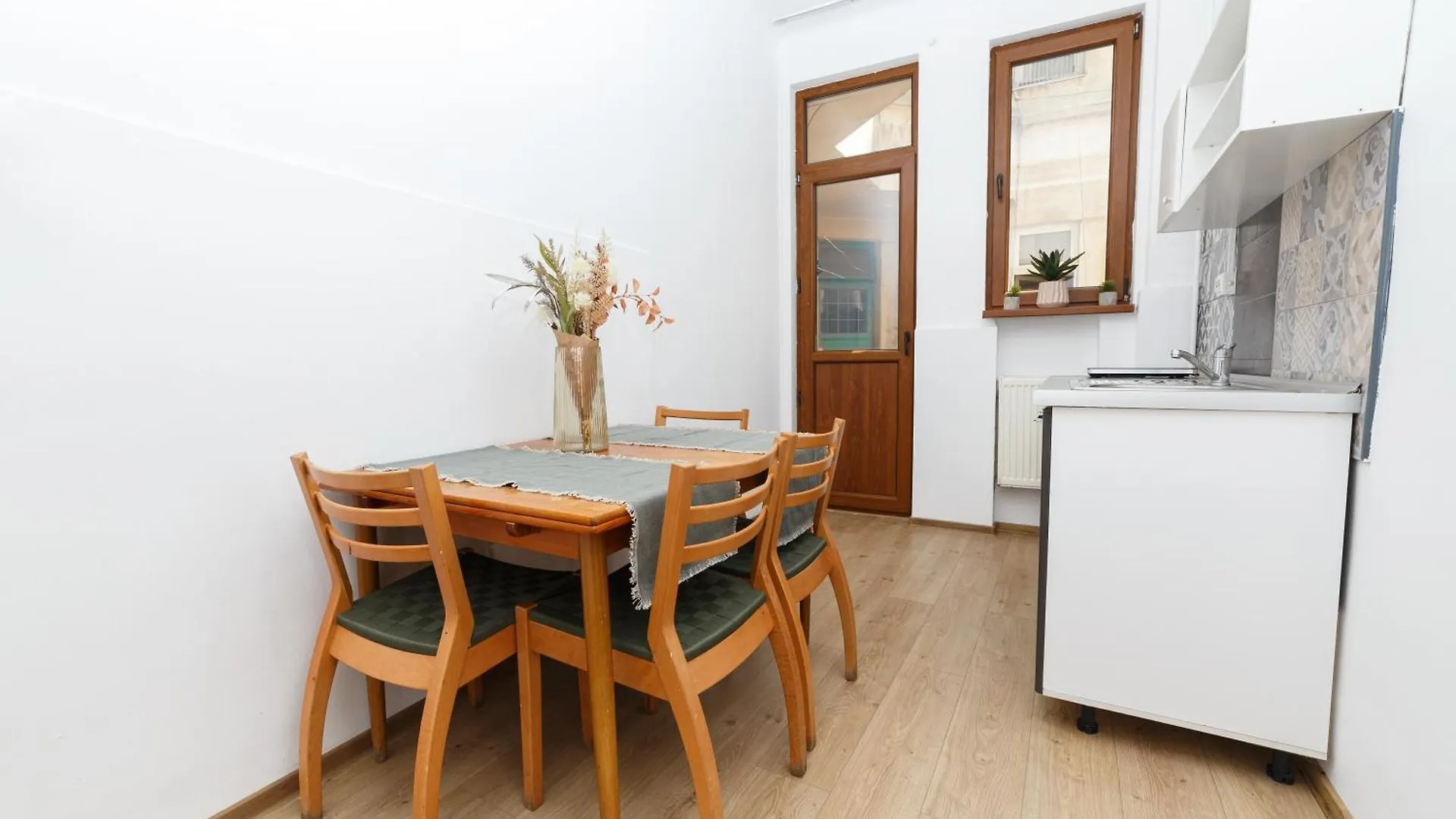 Color Apartments Franceza Street 4Bedrooms 부쿠레슈티