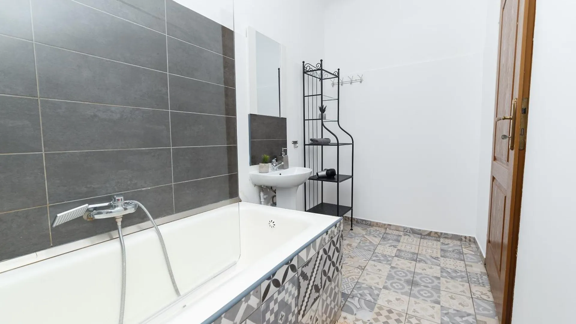 Color Apartments Franceza Street 4Bedrooms 부쿠레슈티